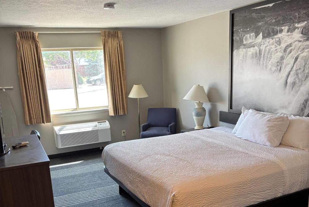 King Room - Non-Smoking interior